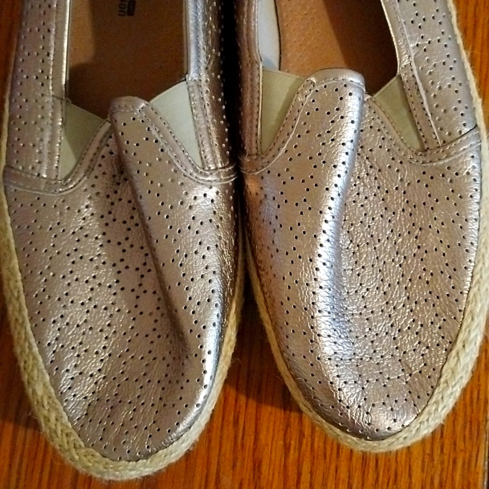 Clarks Size 10 women's gold metallic slip on shoe NEVER WORN